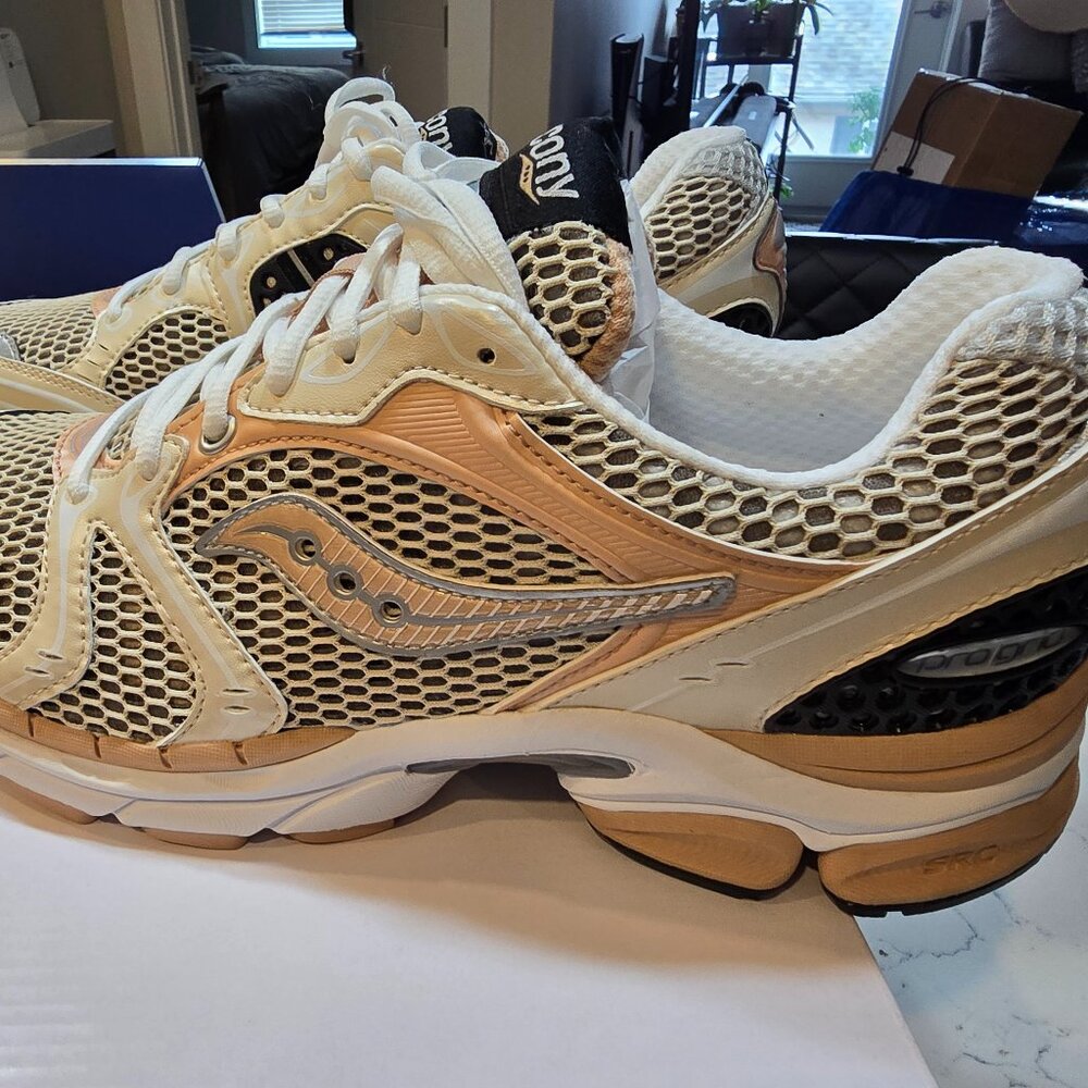 Saucony Progrid Triumph 4 Cream Running Shoes Men S70704-11 Sz 9.5 NEW